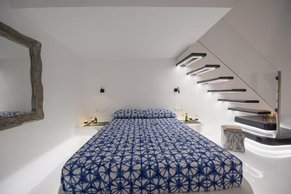 Apartmán Santorini Traditional Apt With Private Hot Tub Fira  Exteriér fotografie
