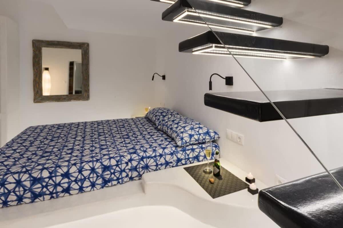 Apartmán Santorini Traditional Apt With Private Hot Tub Fira  Exteriér fotografie