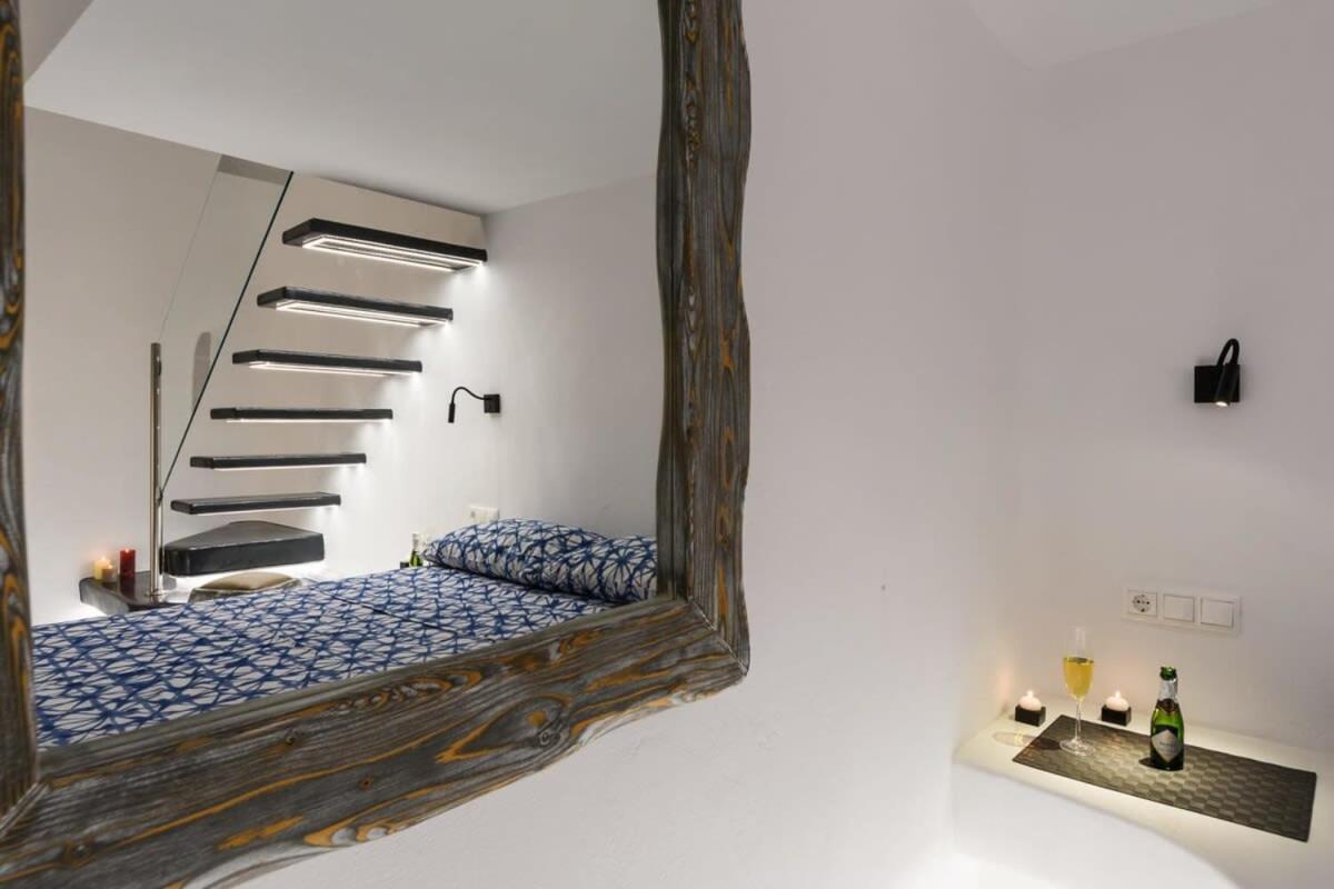 Apartmán Santorini Traditional Apt With Private Hot Tub Fira  Exteriér fotografie